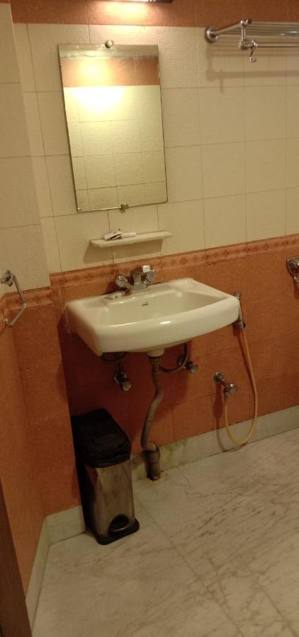 Hotel Aston Калькутта Экстерьер фото